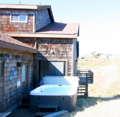 Northern Lights! Hot Tub!! Game Room!! Expansive and Spacious!! - image 11