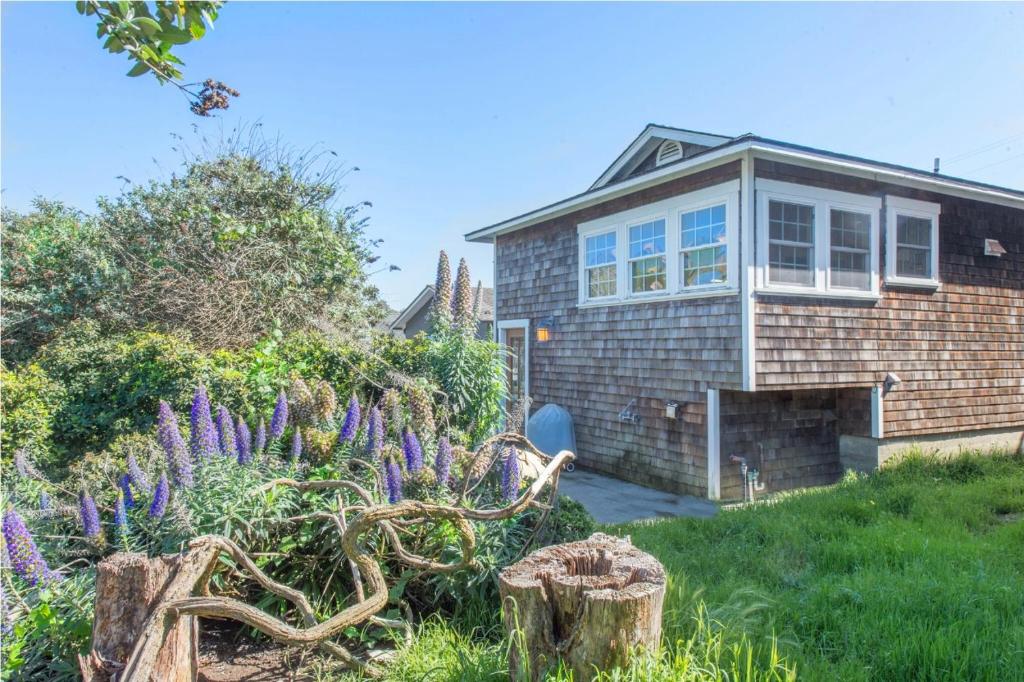 Sea Breeze! Walk to Beach!! In the Village! BBQ! Fast WiFi!! Dog Friendly! - image 3