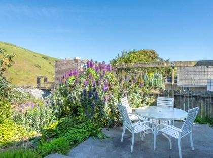 Sea Breeze! Walk to Beach!! In the Village! BBQ! Fast WiFi!! Dog Friendly! - image 6