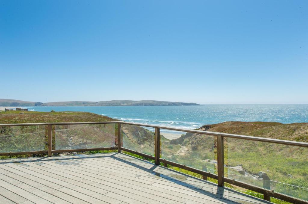 Tide Pool! PERFECT Location! AMAZING views! Short Walk to Beach! Hot Tub!! Game Room!! BBQ!! Fast WiFi!! Dog Friendly! - main image