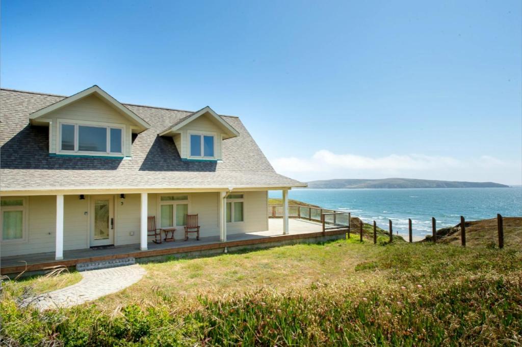 Tide Pool! PERFECT Location! AMAZING views! Short Walk to Beach! Hot Tub!! Game Room!! BBQ!! Fast WiFi!! Dog Friendly! - image 3