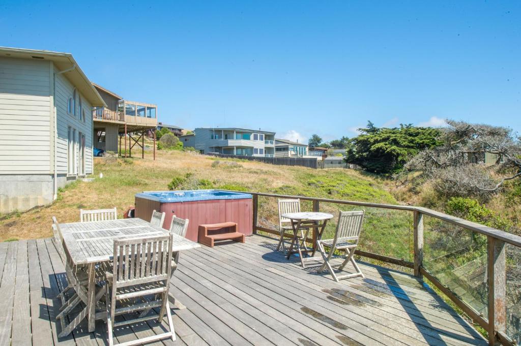 Tide Pool! PERFECT Location! AMAZING views! Short Walk to Beach! Hot Tub!! Game Room!! BBQ!! Fast WiFi!! Dog Friendly! - image 7