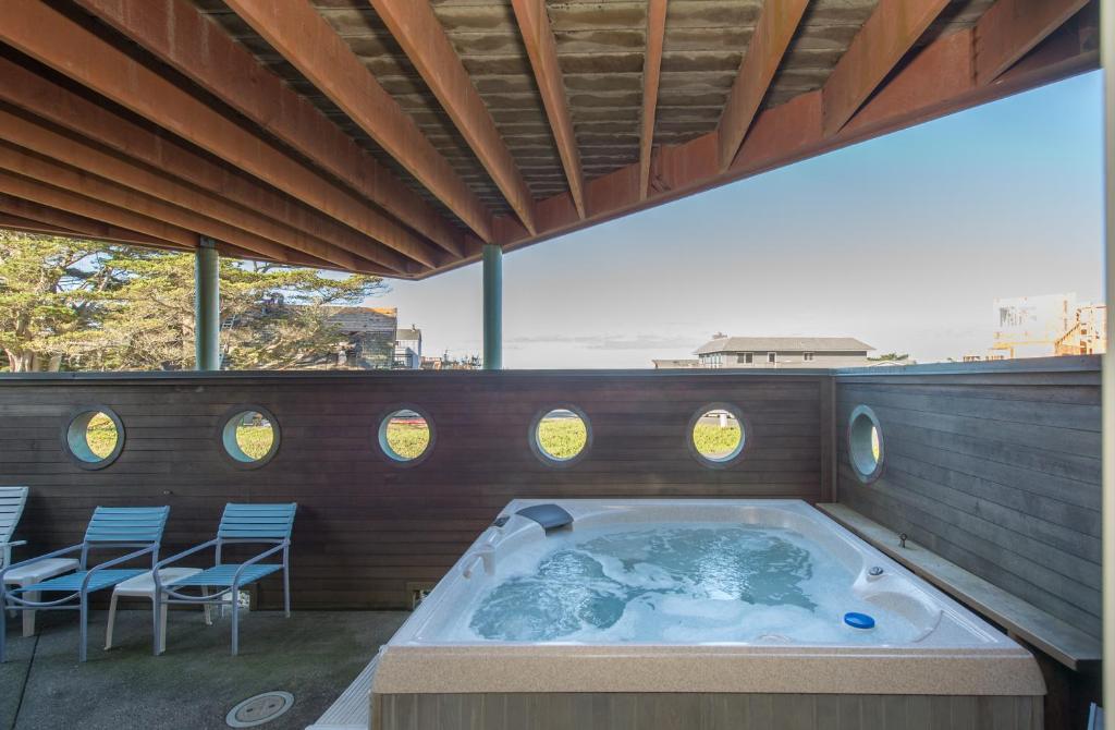 Knot-a-Care! Hot Tub!! Walk to Beach!! BBQ! Fast WiFi!! - image 5