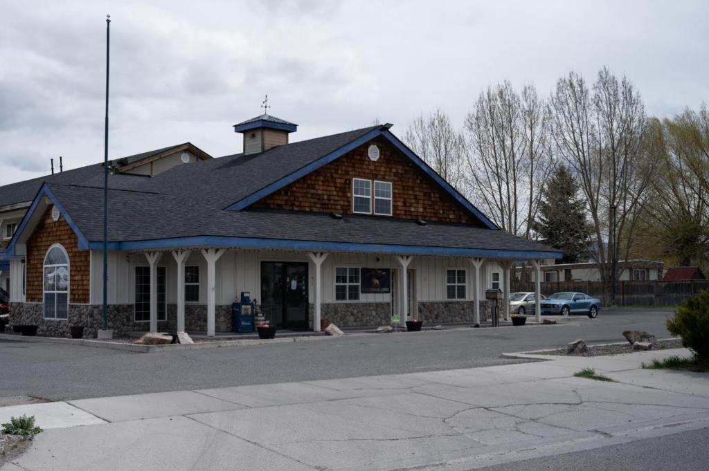 The Beaverhead Lodge - main image