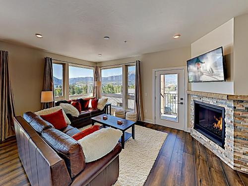 New Listing! Beautiful New Mountain-View Condo Condo - main image