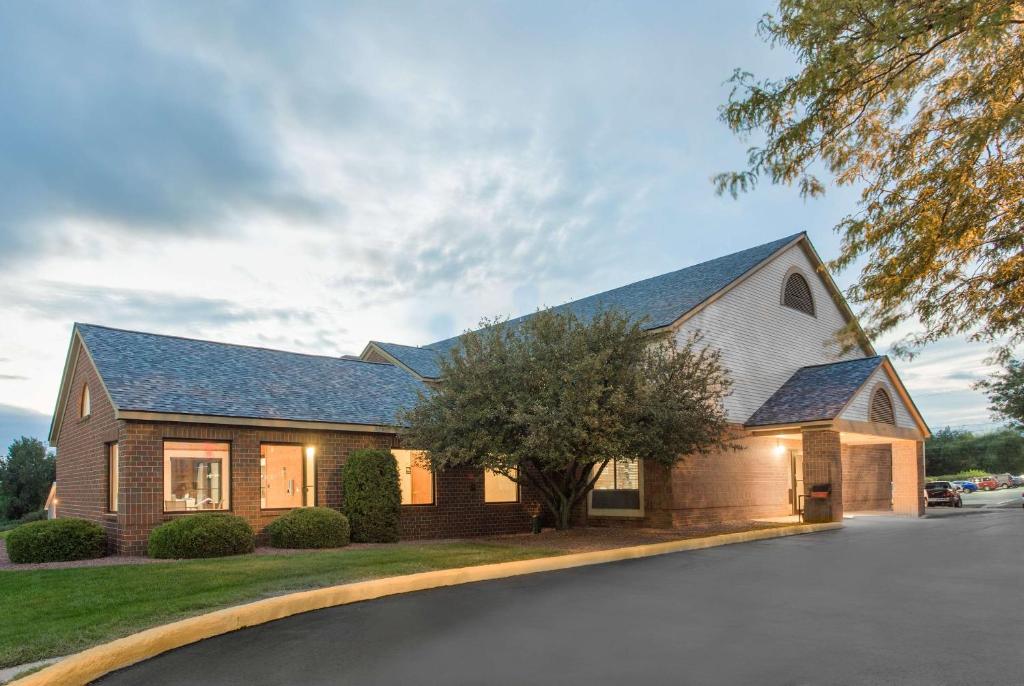 Super 8 by Wyndham Dodgeville - main image