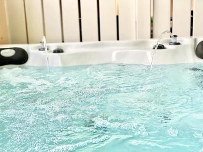 Tropical Breeze Private Jacuzzi for 4 Beach View - image 12