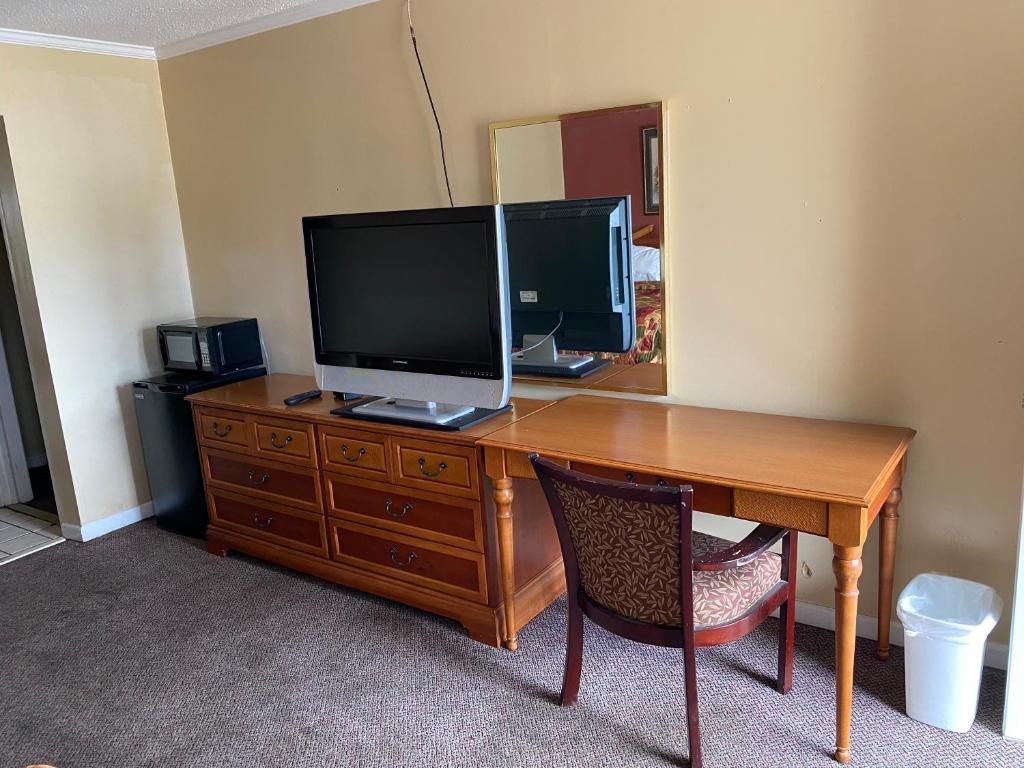 Budget Inn - image 7