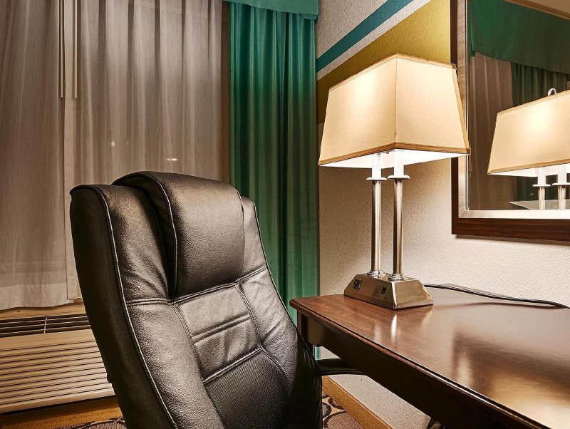 Best Western Douglas Inn & Suites - image 6