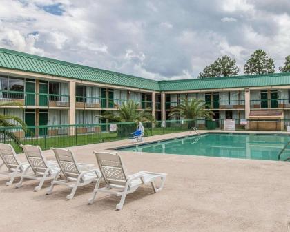 Econo Lodge Douglas - image 2