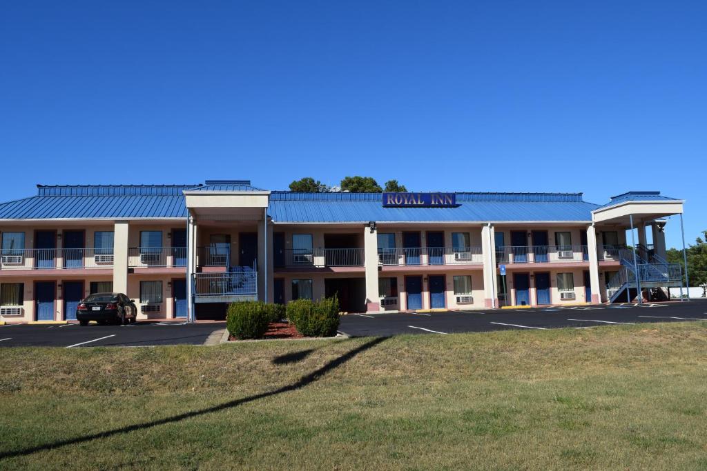 Royal Inn & Suites - main image