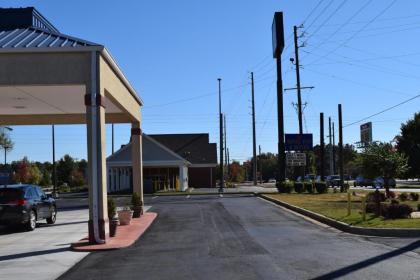 Royal Inn & Suites - image 11