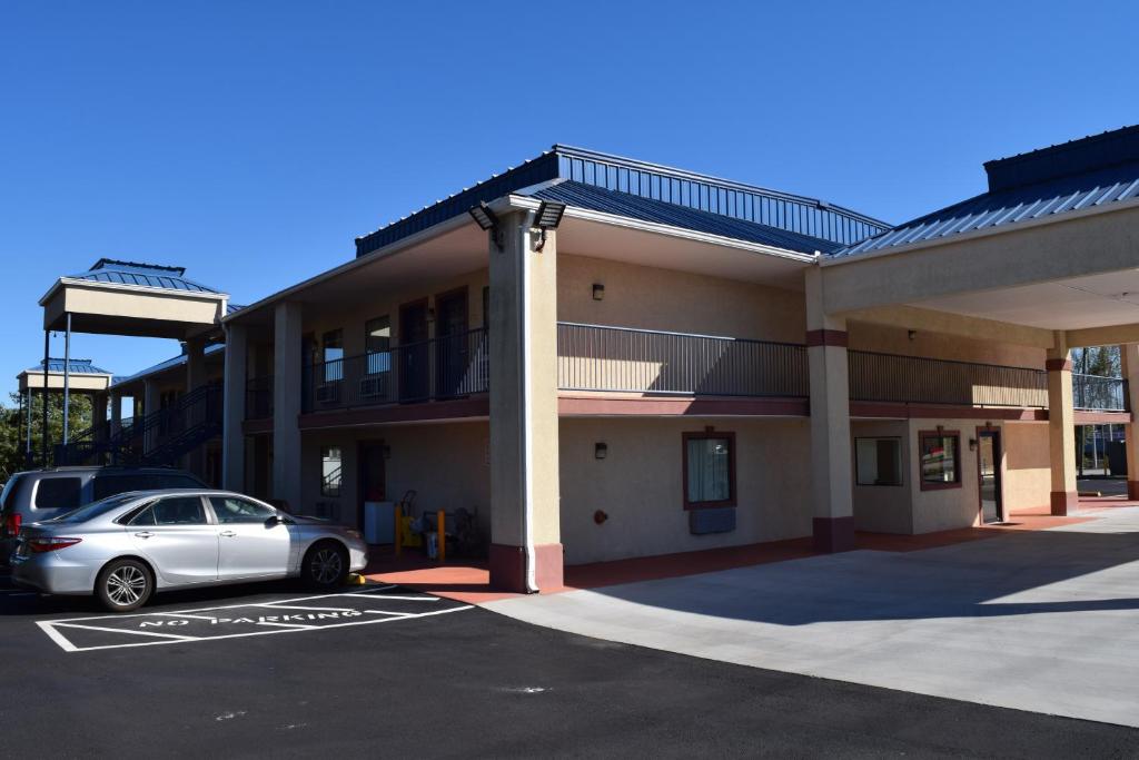 Royal Inn & Suites - image 2