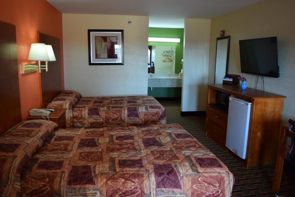 Royal Inn & Suites - image 4