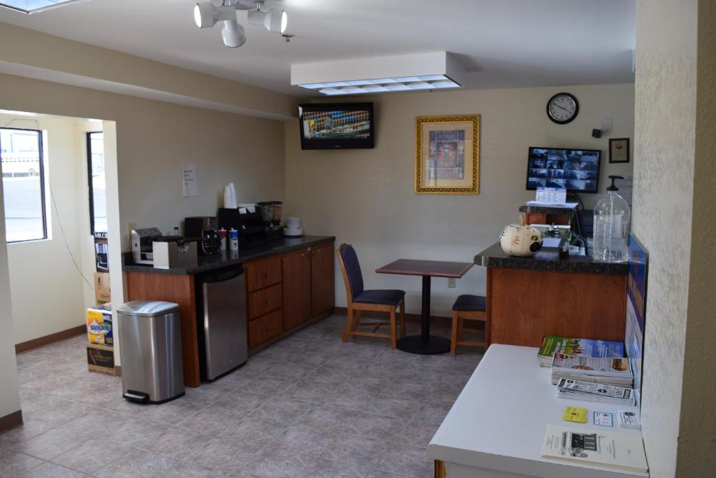 Royal Inn & Suites - image 5