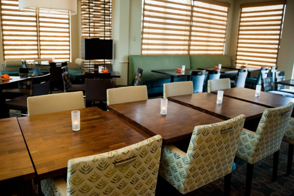 Hilton Garden Inn Rockaway - image 2