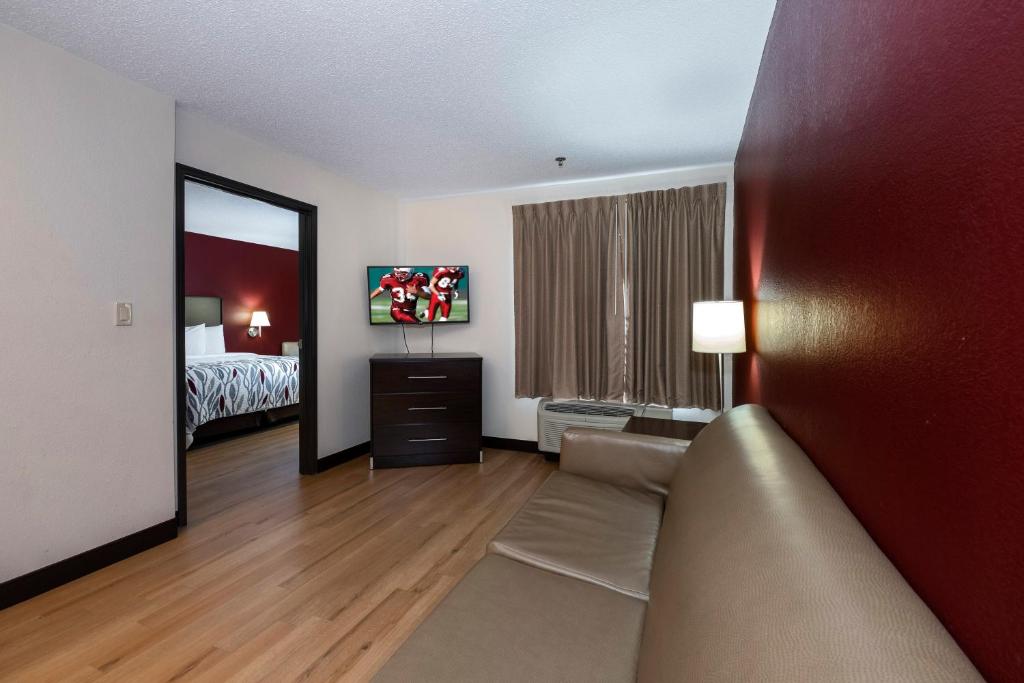 Red Roof Inn & Suites Dover Downtown - image 2