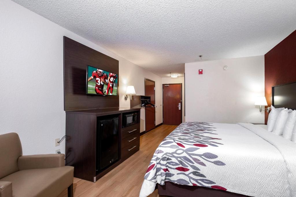 Red Roof Inn & Suites Dover Downtown - image 5
