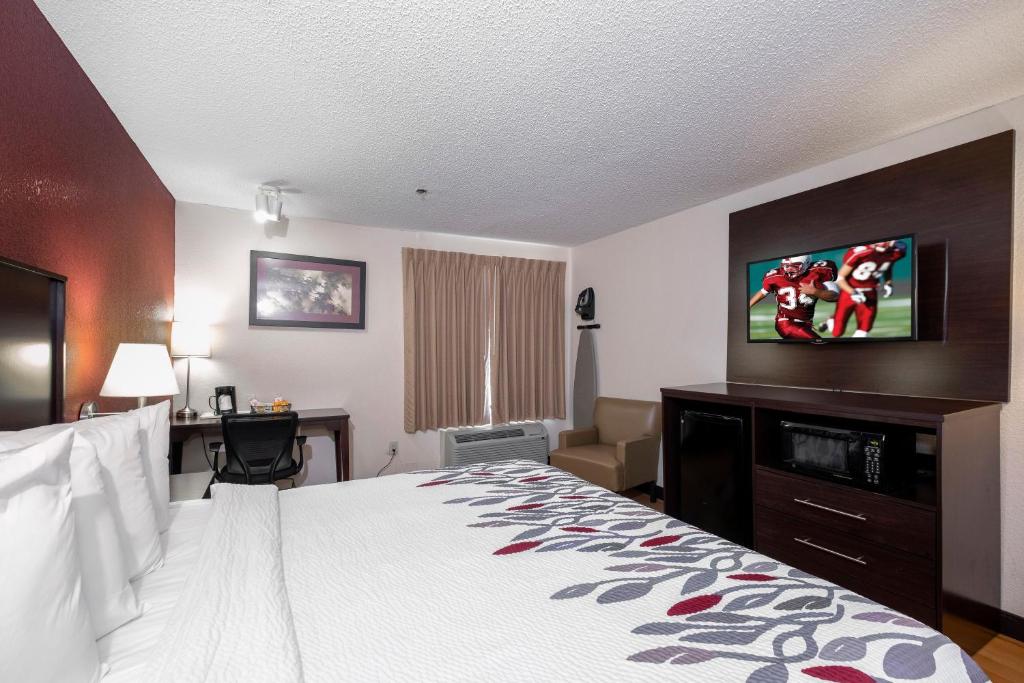 Red Roof Inn & Suites Dover Downtown - image 7