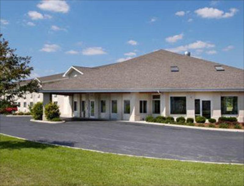 Baymont by Wyndham Dowagiac - main image