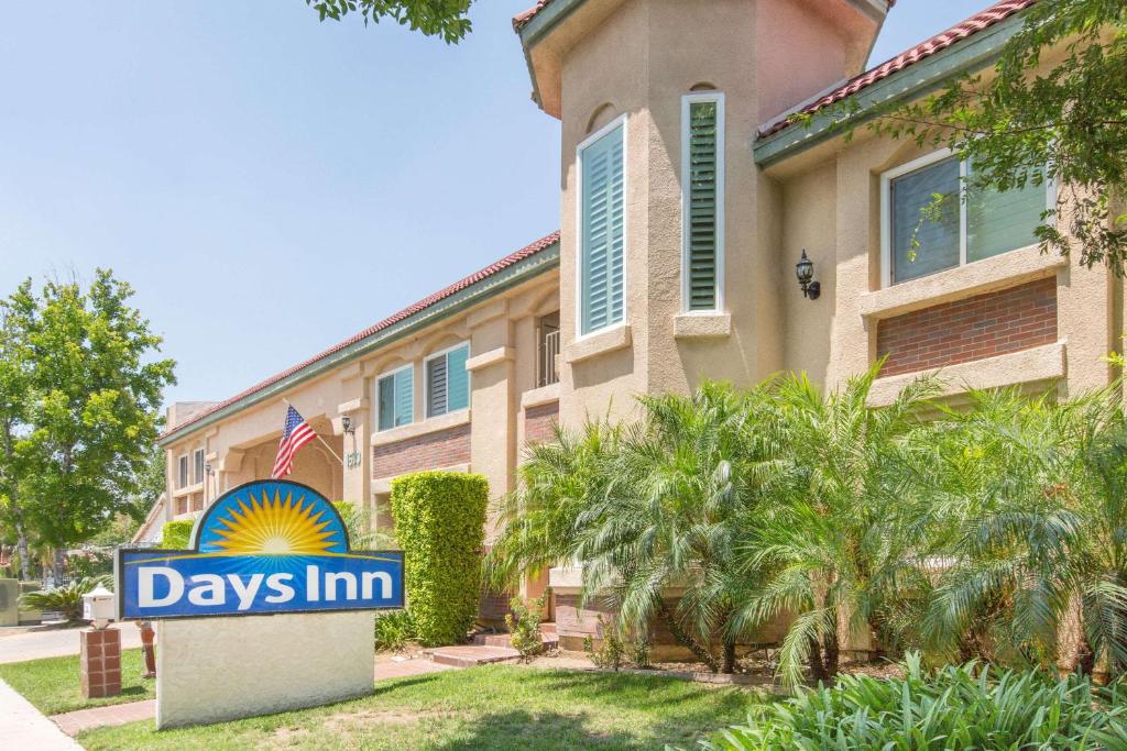 Days Inn by Wyndham Near City Of Hope - image 2