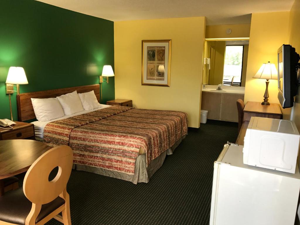 Relax Inn & Suites - image 2
