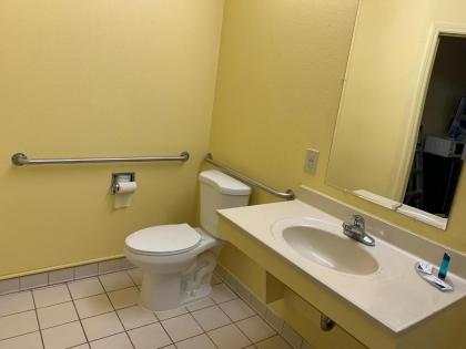 Relax Inn & Suites - image 7