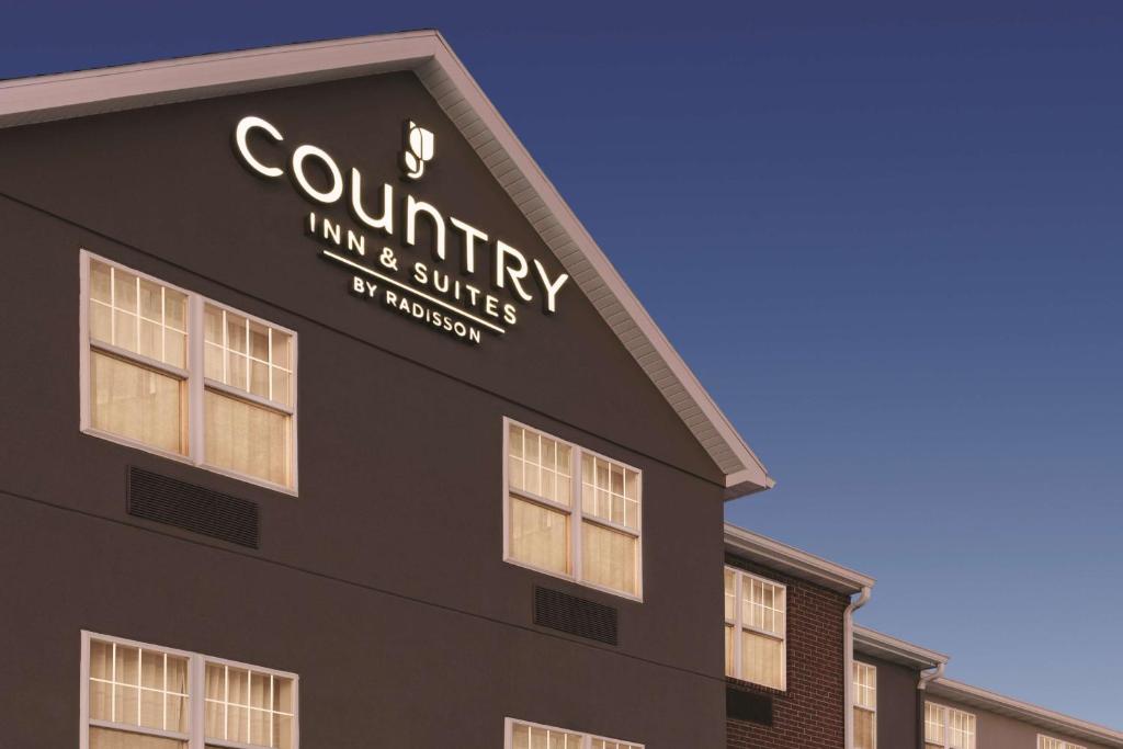 Country Inn & Suites by Radisson Dubuque IA - main image