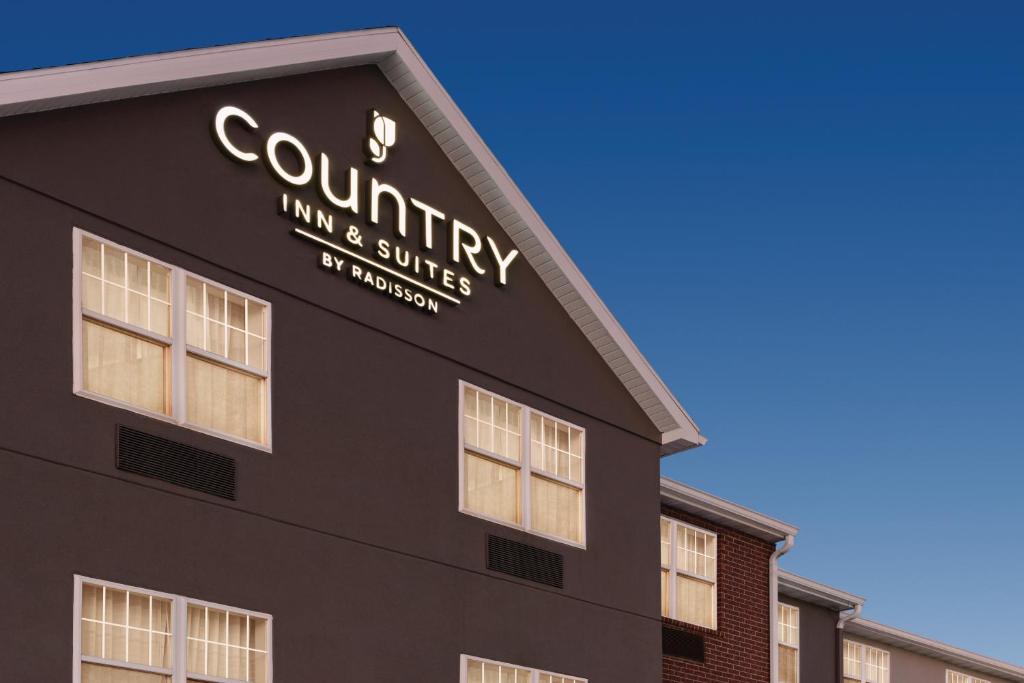 Country Inn & Suites by Radisson Dubuque IA - image 2