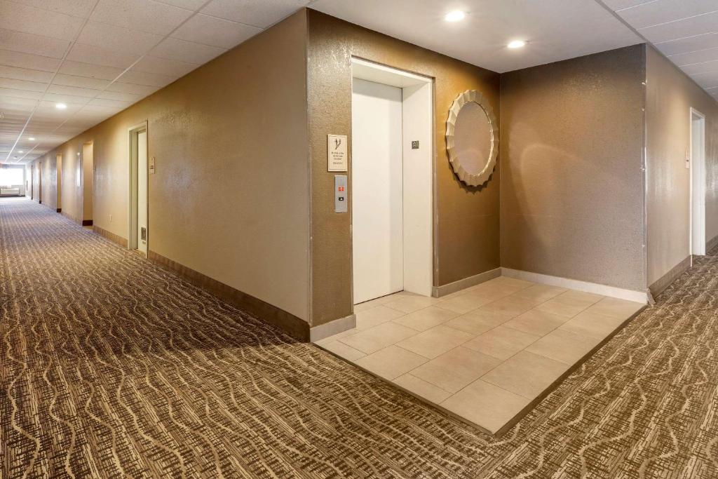 MainStay Suites Dubuque at Hwy 20 - main image