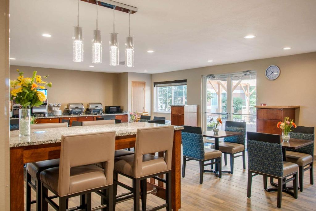 MainStay Suites Dubuque at Hwy 20 - image 5