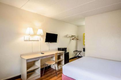 Rodeway Inn - image 11