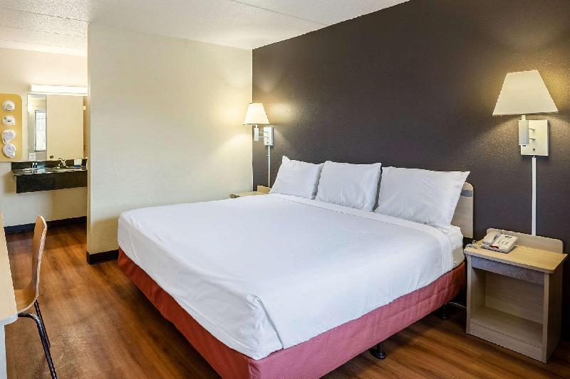 Rodeway Inn - image 5
