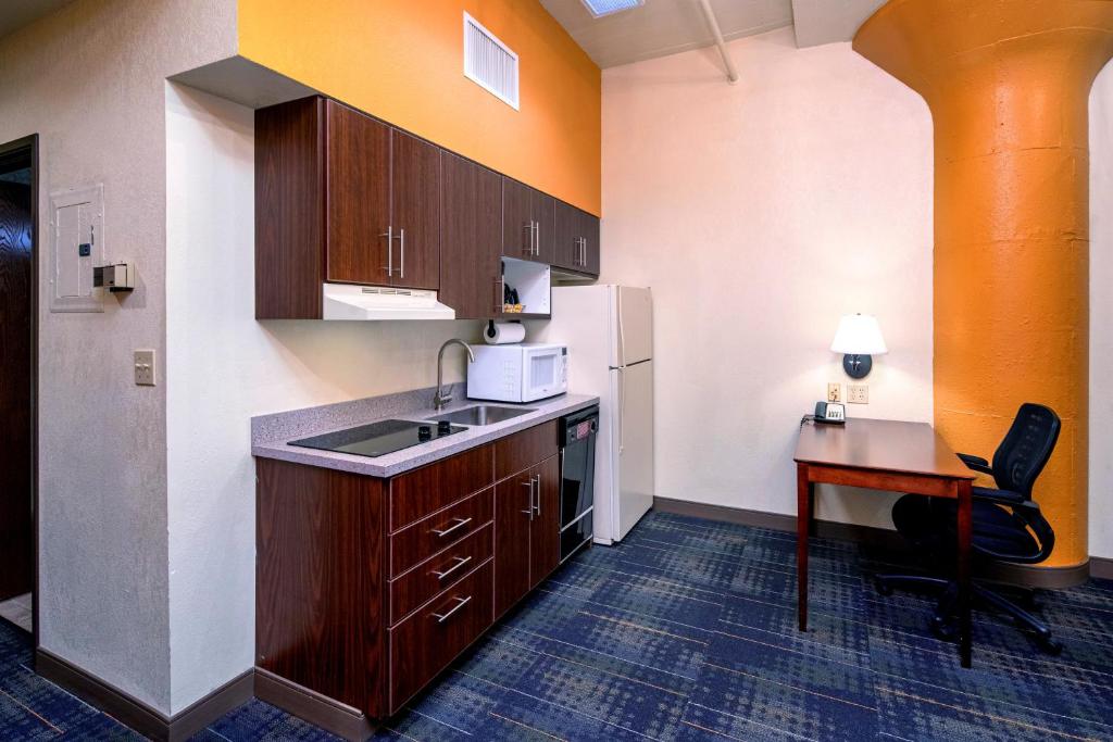 The Suites Hotel at Waterfront Plaza - image 4