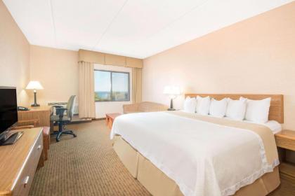 Days Inn by Wyndham Duluth Lakewalk - image 11