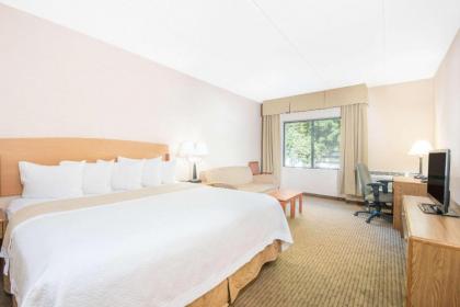 Days Inn by Wyndham Duluth Lakewalk - image 3