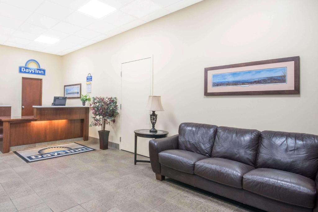 Days Inn by Wyndham Duluth Lakewalk - image 4
