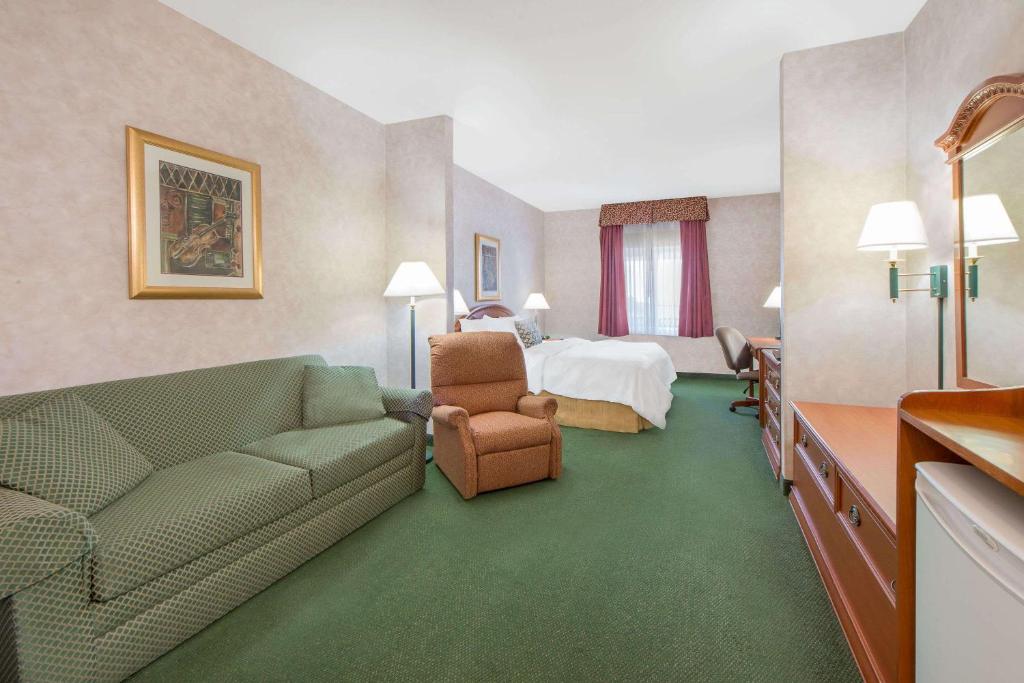 Days Inn & Suites by Wyndham Dumas - image 2