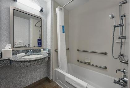 Hampton Inn Duncan - image 17