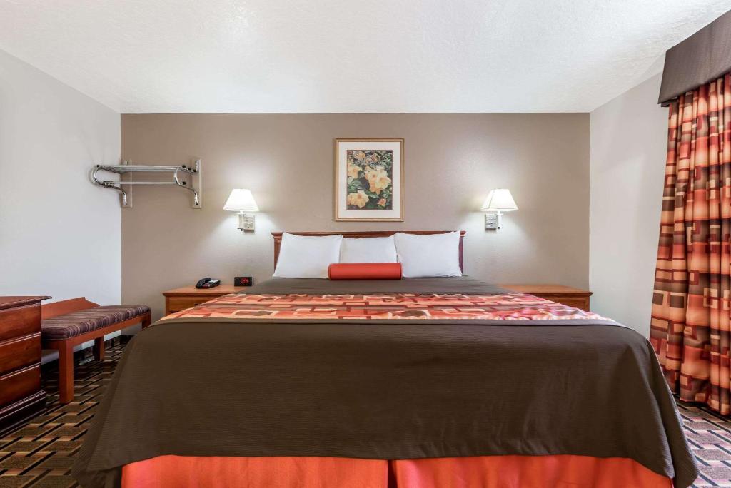 Days Inn by Wyndham Duncan - image 2