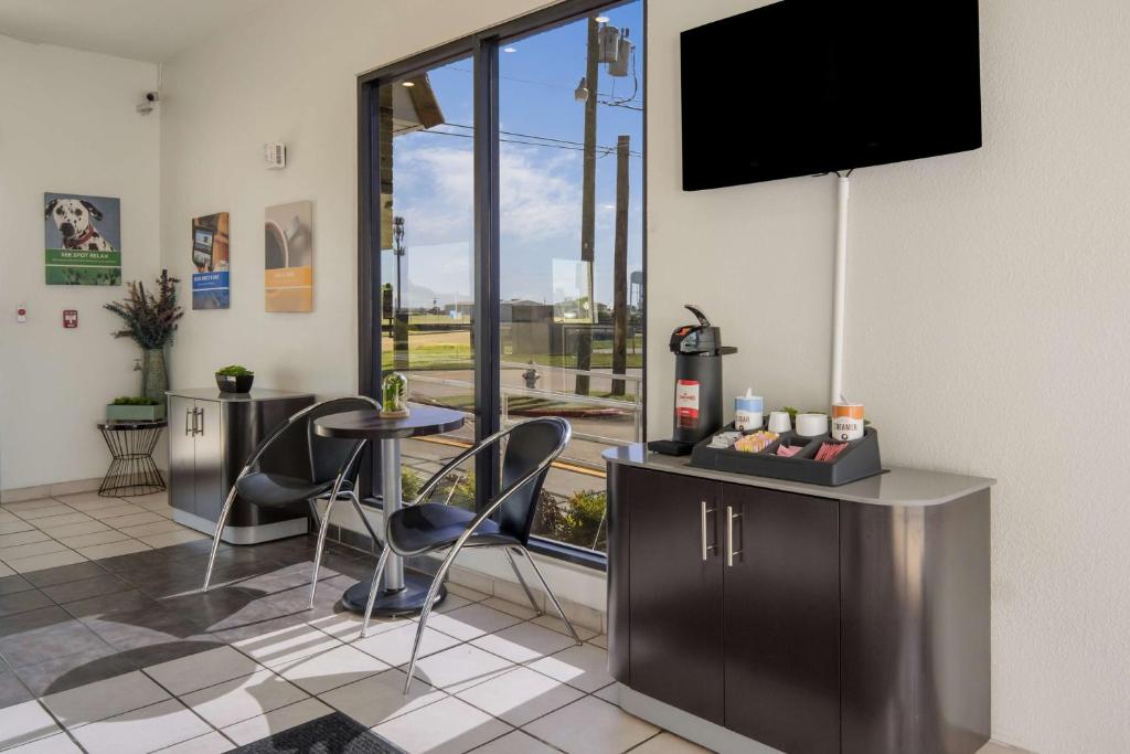 Motel 6-Duncanville TX - Dallas - image 5