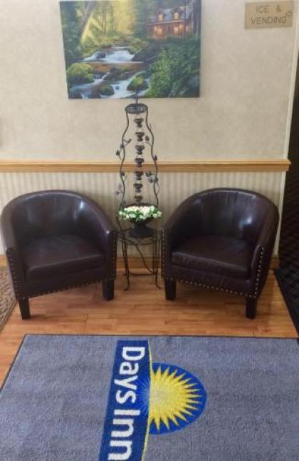Days Inn & Suites by Wyndham Dundee - image 2