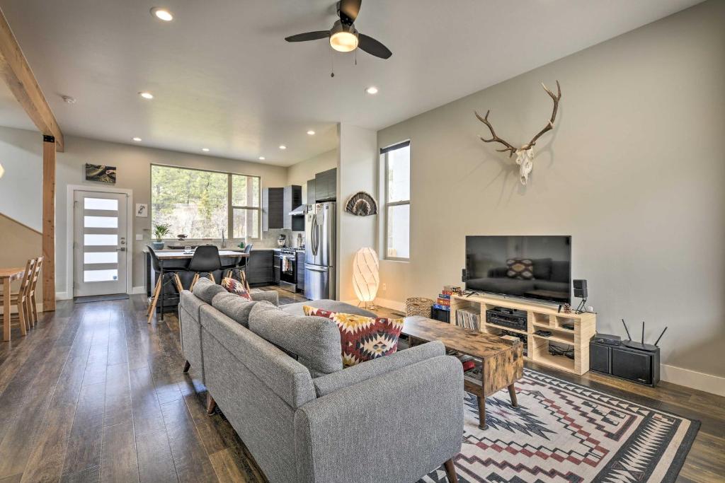 Modern Mtn Getaway with Deck Gas Grill and Views - main image