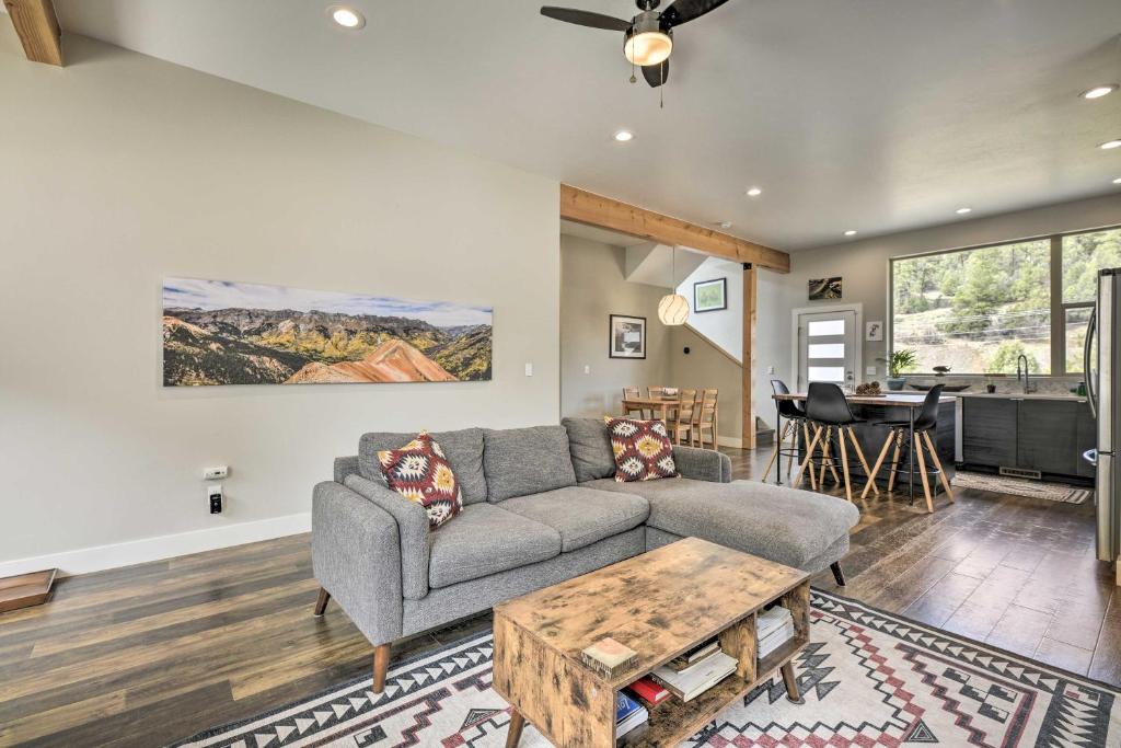 Modern Mtn Getaway with Deck Gas Grill and Views - image 4
