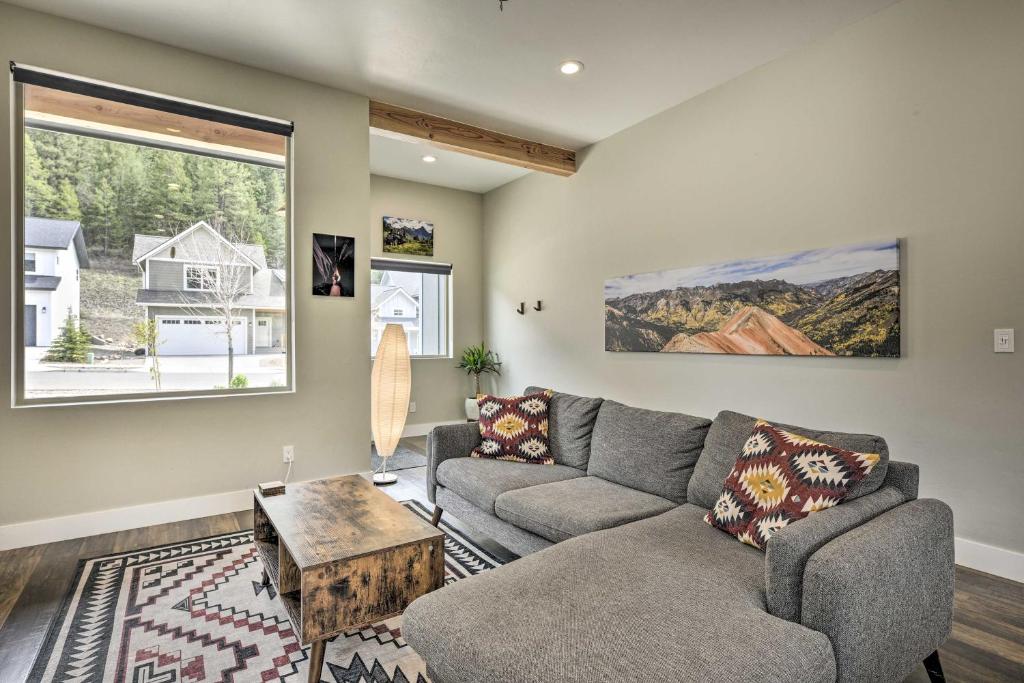 Modern Mtn Getaway with Deck Gas Grill and Views - image 5