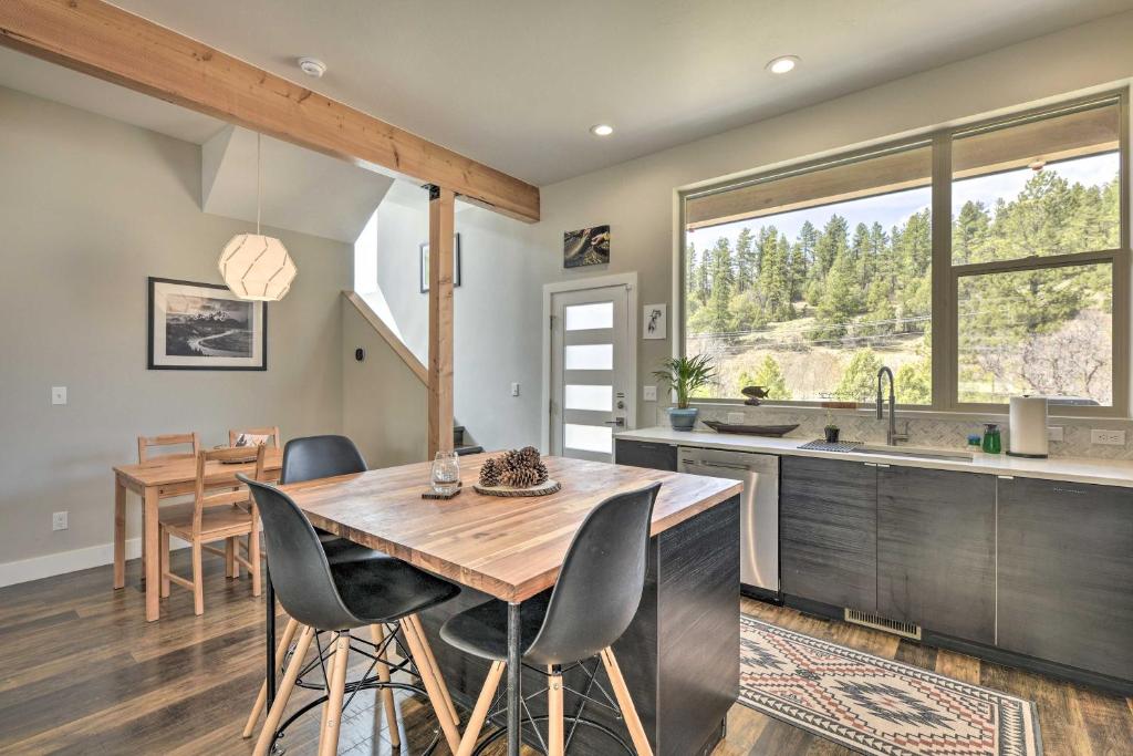 Modern Mtn Getaway with Deck Gas Grill and Views - image 7