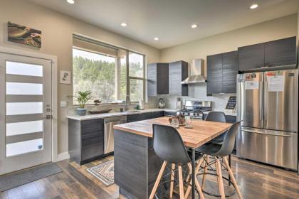 Modern Mtn Getaway with Deck Gas Grill and Views - image 8