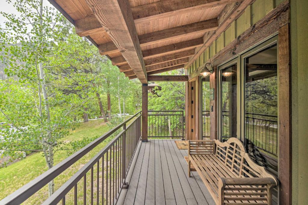 Condo with Balcony 10 Mi to Hiking and Skiing - image 4