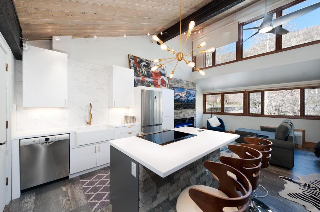 Tamarron Gambel Oak - 733 - main image
