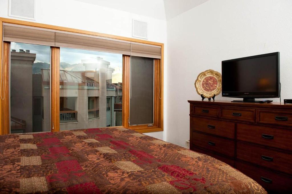 Village Center 506 - image 7